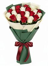 Букет Микс из красных и белых роз в Перхушково