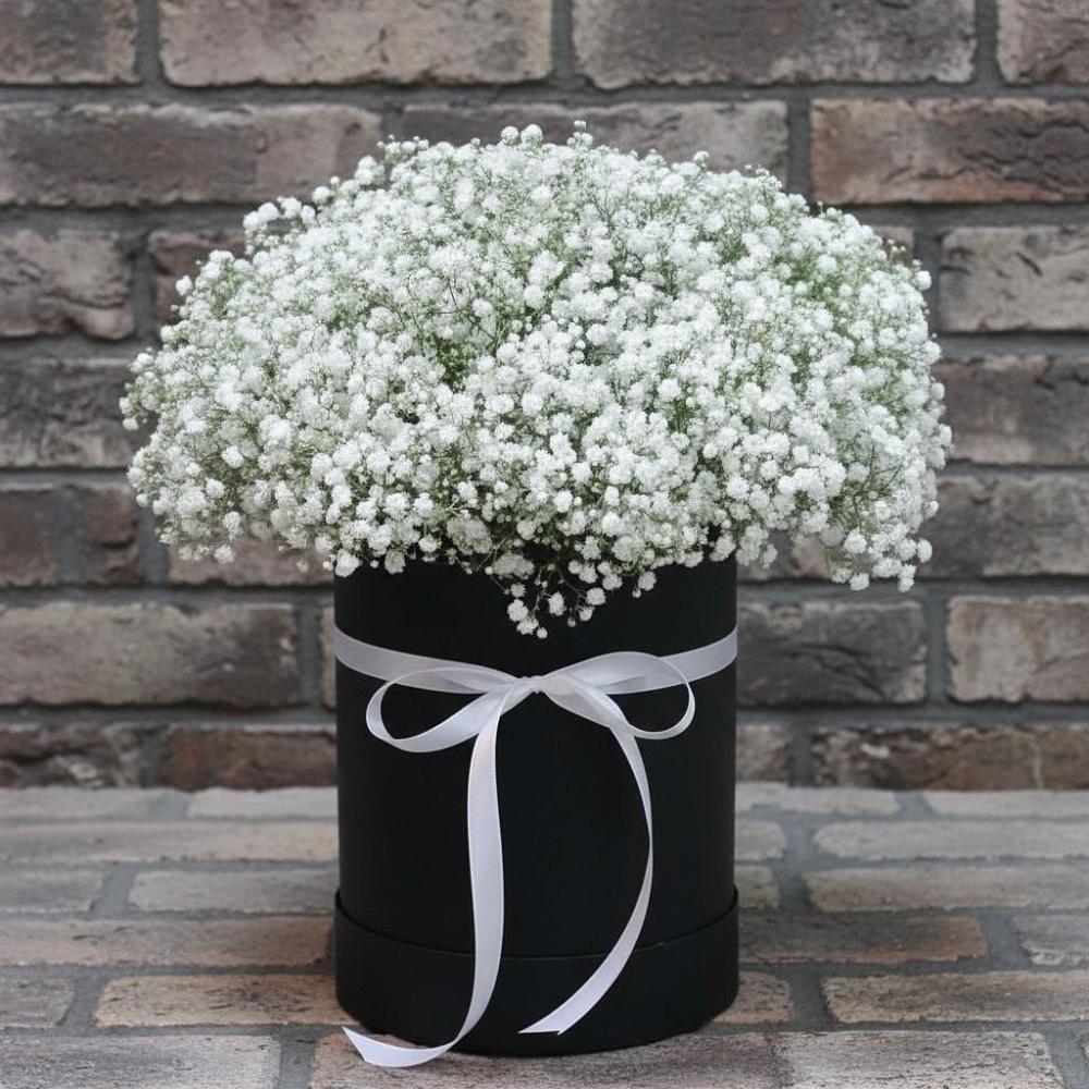 Цветочная композиция из Гипсофила в шляпной коробке в Перхушково