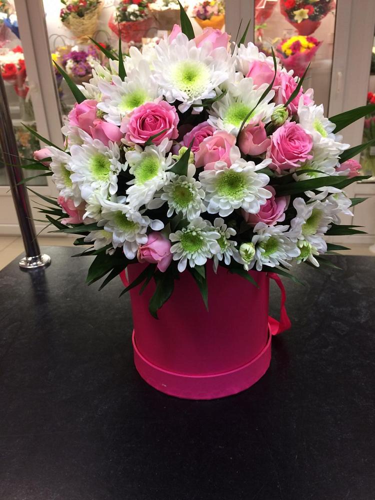 Цветочная композиция из Розы и Хризантемы в шляпной коробке в Перхушково