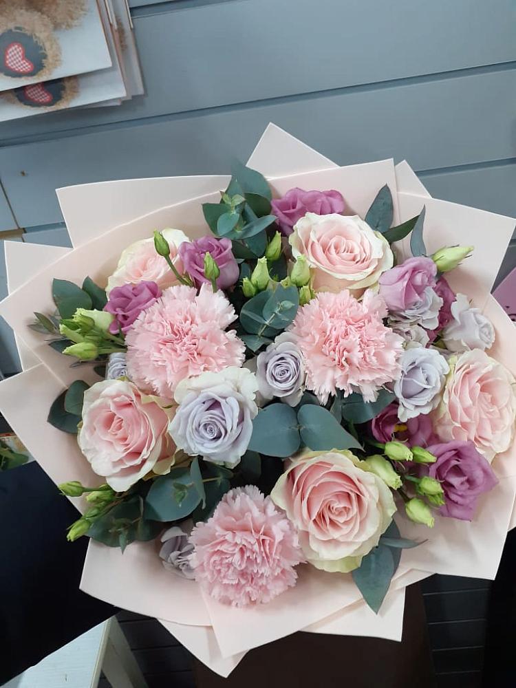 Букет цветов из: Розы, Гвоздики и Лизиантусы в Перхушково